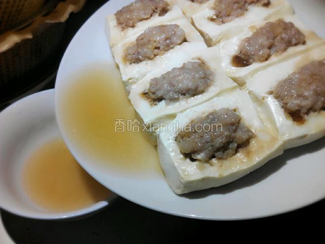 把豆腐汤汁倒入碗里