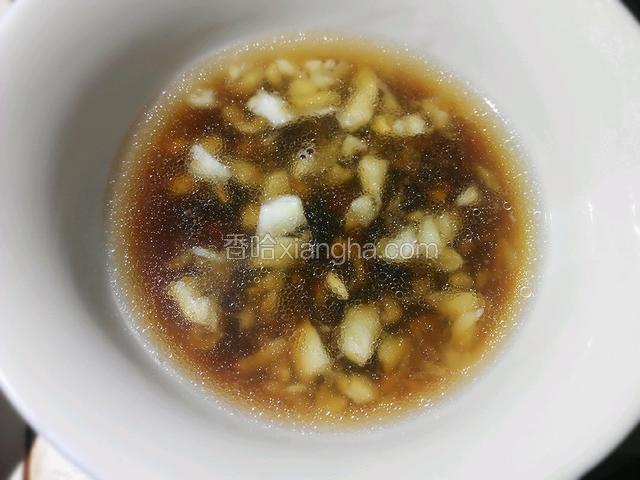 汤汁里放蒜蓉、酱油