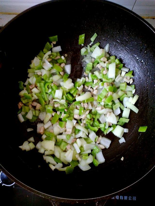 与正常炒菜一样，放油，下肉，放辣椒圆葱，海鲜酱油，盐