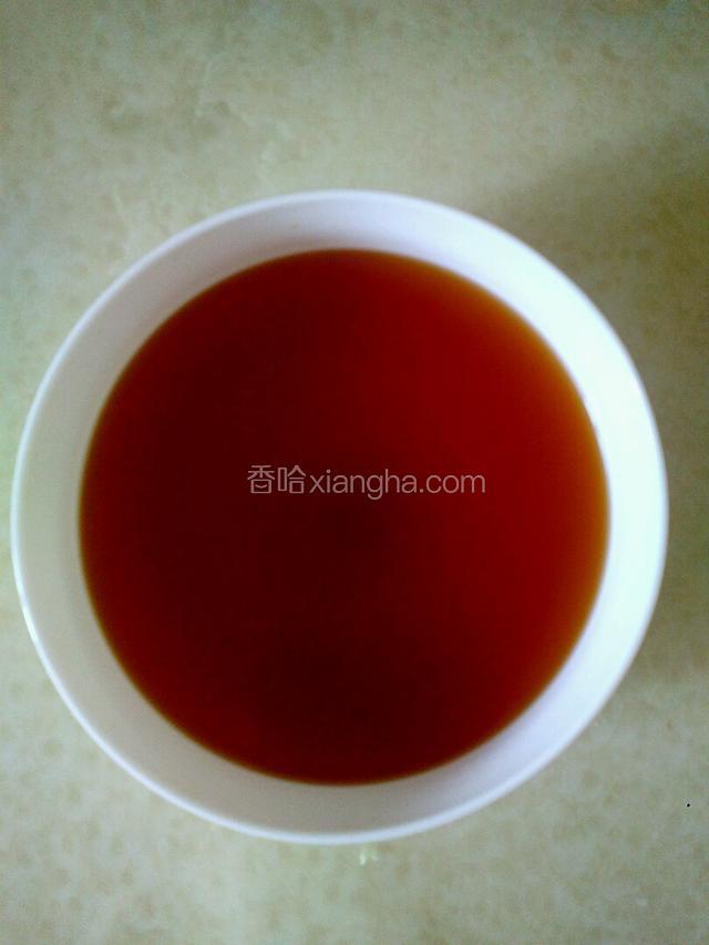温开水，倒入少许海鲜酱油，放入些许大喜大，搅拌，汤汁完成！