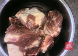 浓浓猪骨菜干汤的做法图解1