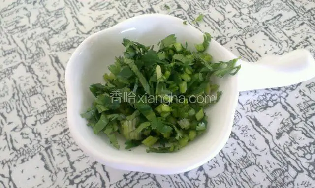香菜洗净切碎备用