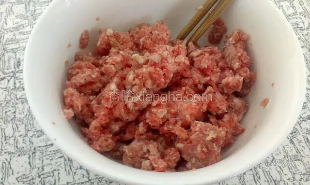 猪肉剁细，放点姜粉，胡椒粉，盐，料酒搅匀 。