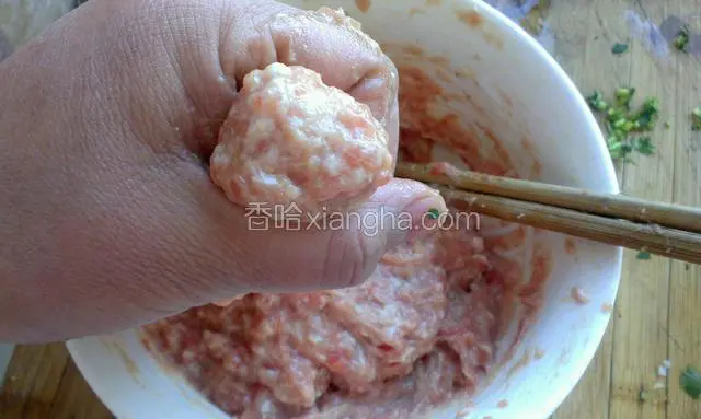 锅加水烧开，用手挤出丸子，用小勺舀到锅里。