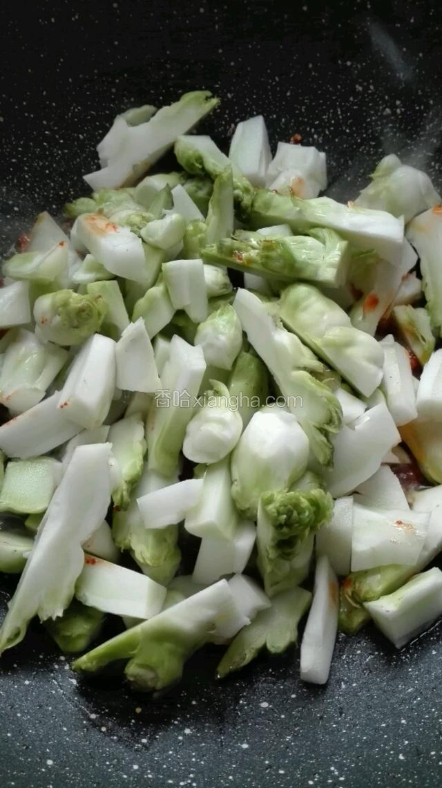 爆香豆瓣酱后，倒入儿菜，进行翻炒。