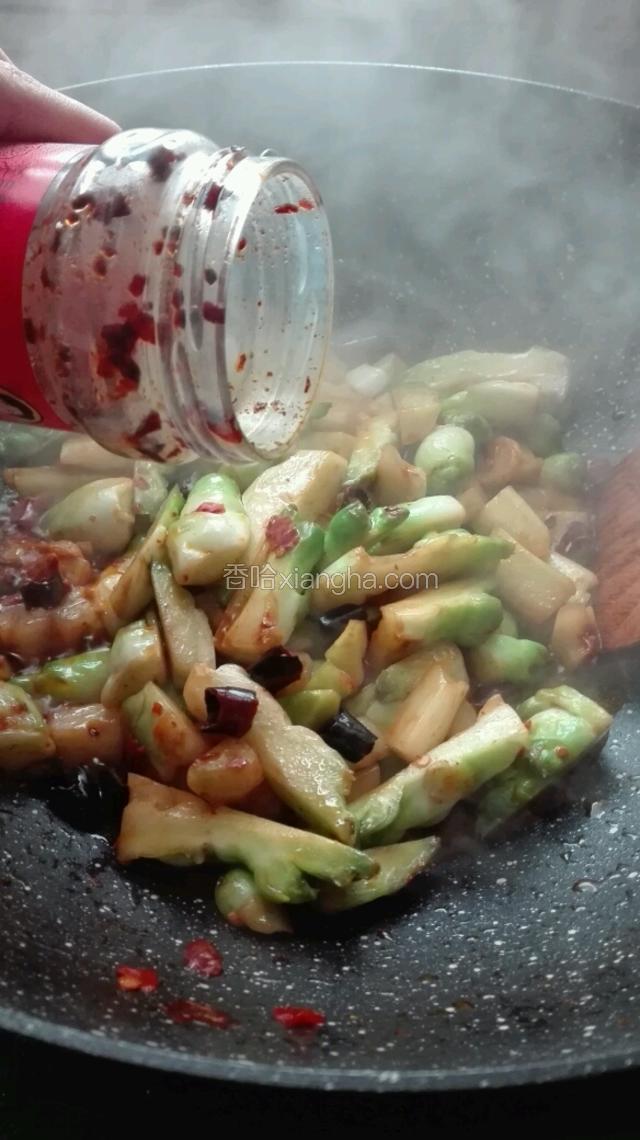 翻炒儿菜五分钟后，倒入适量老干妈与少量盐，均匀翻炒。