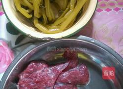 酸菜牛肉粥的做法图解1