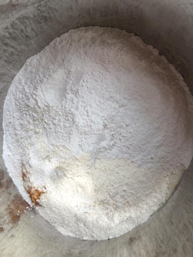 南瓜泥趁热倒入大盆里加入适量糯米粉和面粉。（糯米粉和面粉的比例为2:1）