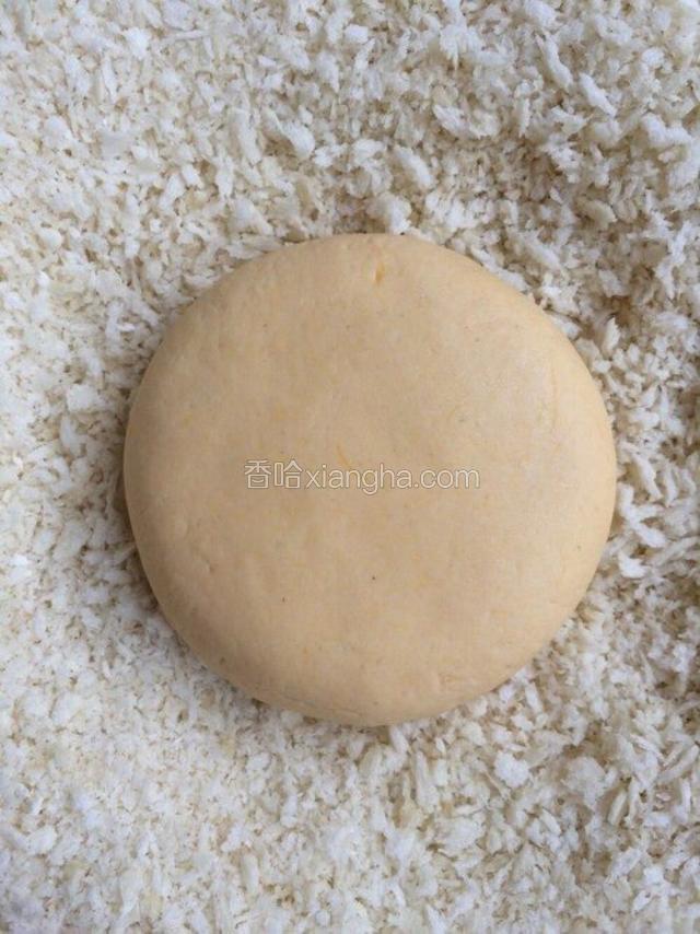 向中间慢慢收口，搓圆后按成饼状粘上面包糠。