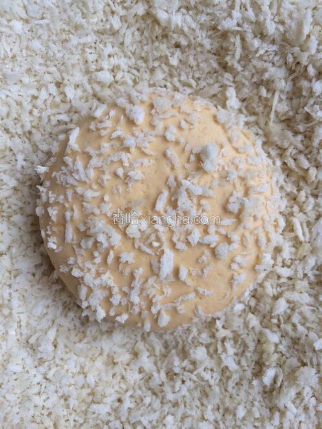 翻面也粘上面包糠。