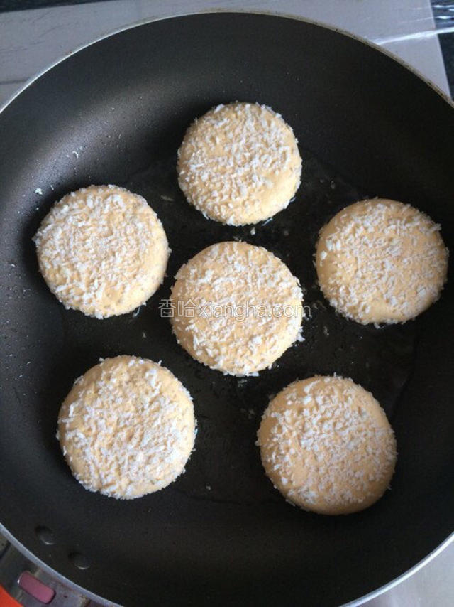 平底锅倒入适量花生油。放入南瓜饼小火煎制。