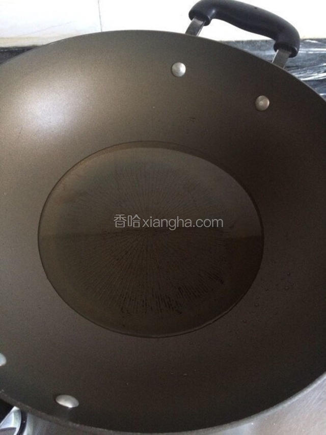 还有一种油炸的方法我也展示一下。（因为做得比较多所以用了两种方法）锅里倒入适量花生油，比平时做菜要多哦。