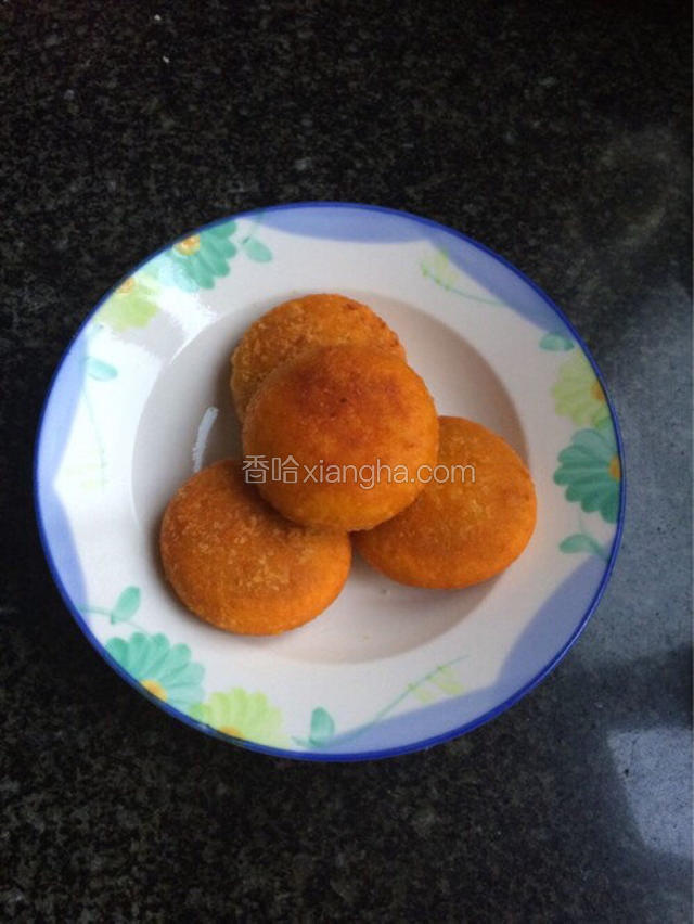 装盘即可。香脆软糯的南瓜饼里面还有香甜的豆沙馅儿呢，好好吃啊！