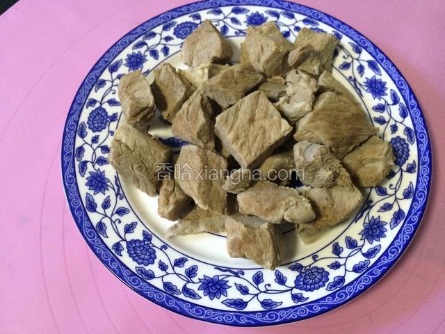 将压烂了的瘦肉沥干水分，备用