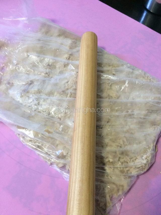 将撕碎的瘦肉装入保鲜袋中，用擀面杖敲打
