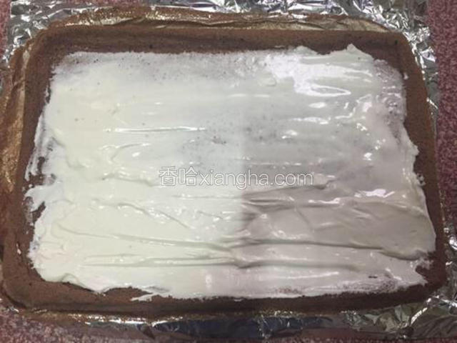 从冰箱取出奶油，把奶油抹在蛋糕上，从厚到薄