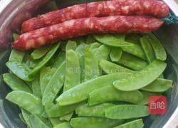 荷兰豆烧香肠的做法图解1