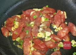 荷兰豆烧香肠的做法图解4