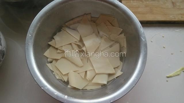 豆皮用开水烫一下