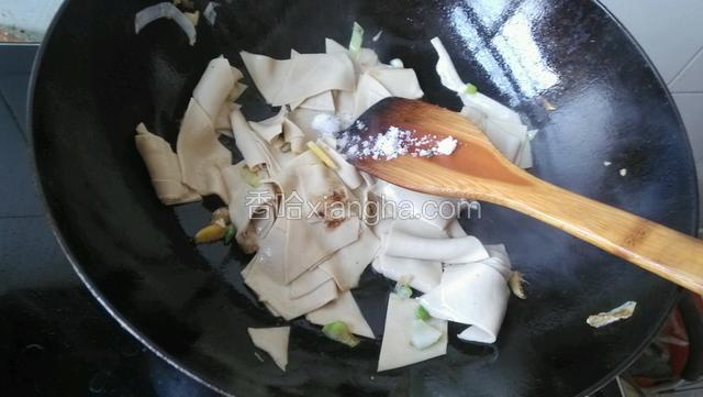 加入十三香，盐调味