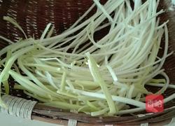 青椒炒韭黄的做法图解1