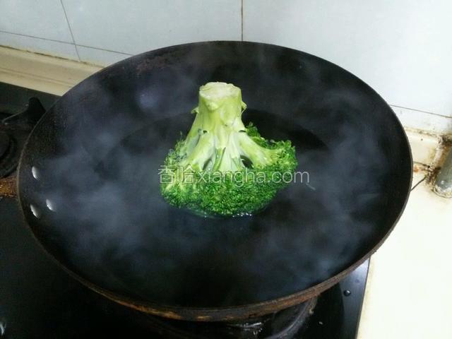 锅中放冷水烧开，把整个西兰花倒放开水里焯1分钟捞出过下凉水
