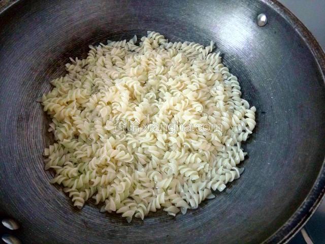 意大利粉煮8分钟，过冷水备用