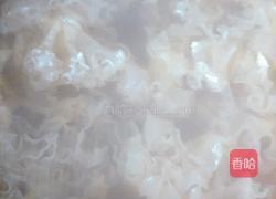 银耳鹌鹑蛋瘦肉汤的做法图解1