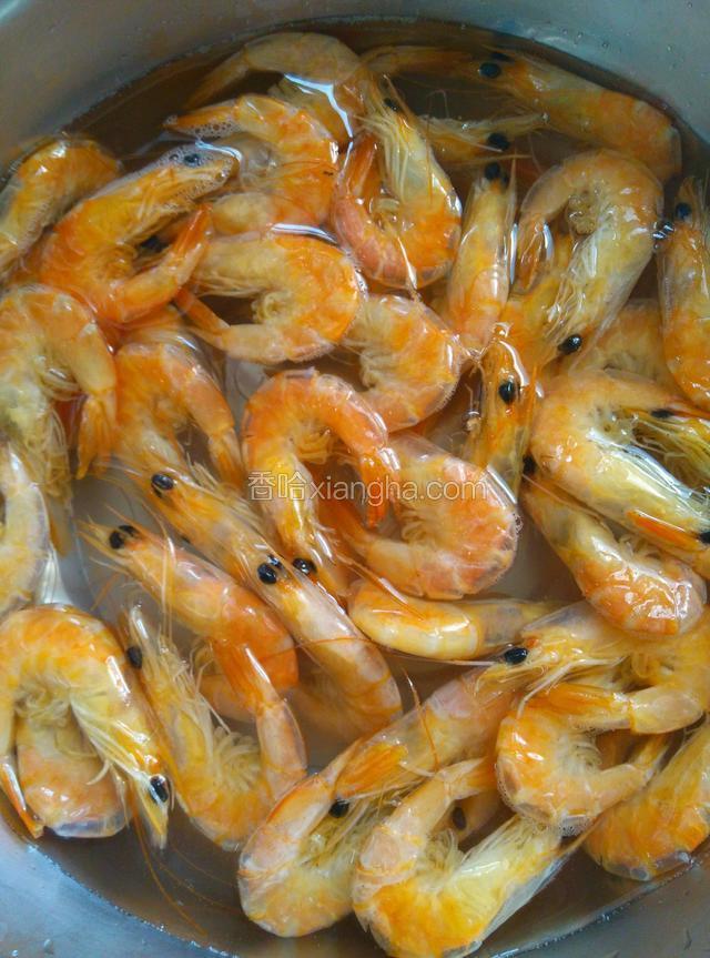 对虾很干自带咸味，凉水放冰箱里泡一夜（容易去皮，肉质更柔软）