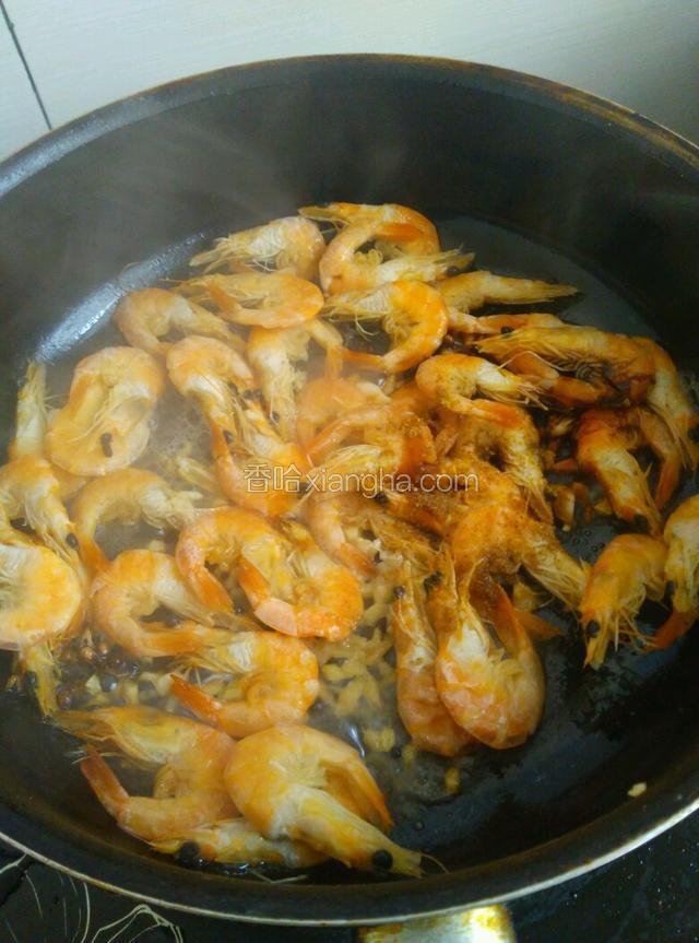 放5克鲜味耗油，5克食盐（对虾自身有点咸味的），5克柿子醋，5克十三香，5克红烧酱油翻炒均匀！