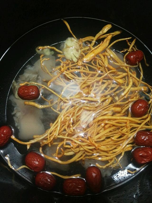 所有料入锅，注入适量清水