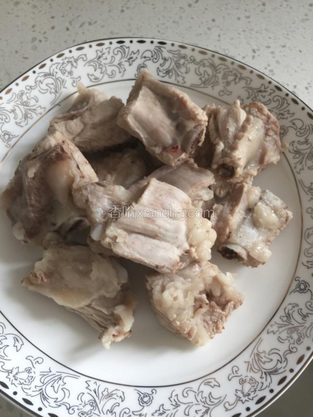 过冷水冷却捞出。