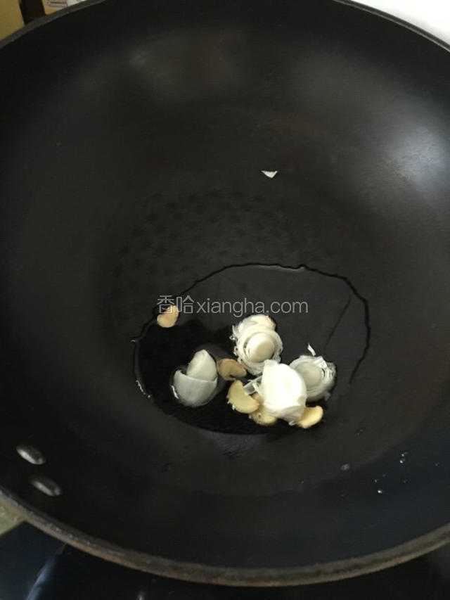 锅上火烧热放入植物油烧热，放入葱姜爆香。