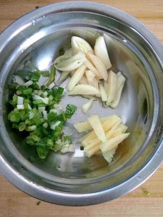 准备葱姜蒜，辣椒