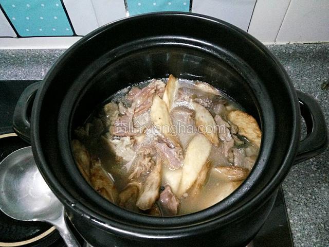 然后把炸熟山药倒入炖熟羊肉中关火焖制山药入味