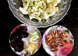 核桃仁炒菜花的做法图解1