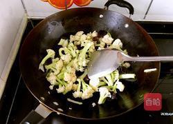 核桃仁炒菜花的做法图解3