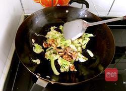 核桃仁炒菜花的做法图解4