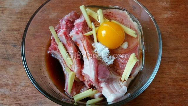 姜切粗些的丝，取大小合适的碗，放入15克生抽、白糖、料酒和姜丝，打入1个鸡蛋。