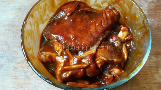 抓匀后腌制20分钟以上，时间长些更入味。