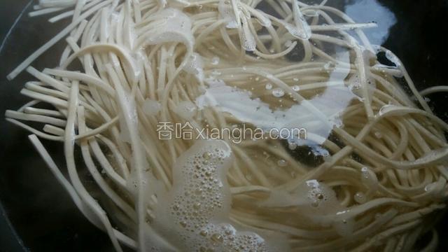 烧一大锅水加适量的盐煮熟面条。将青菜在面汤里略烫一下。
