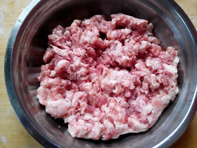 猪肉用绞肉机绞成肉馅。