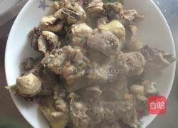 鸡架炖土豆的做法图解1