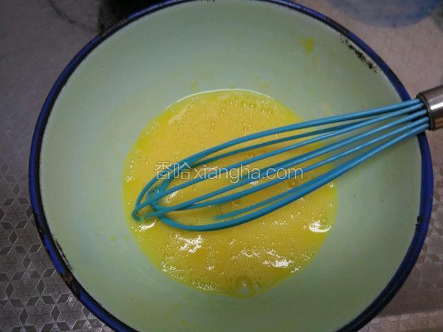 将鸡蛋和蛋黄倒在一起打散