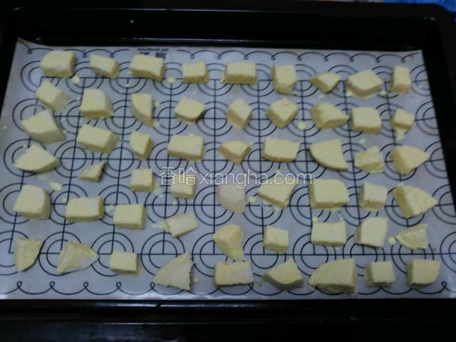 放在铺有高温布或硅胶垫的烤盘内