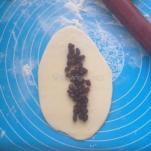 把做好的红豆放到面皮中间
