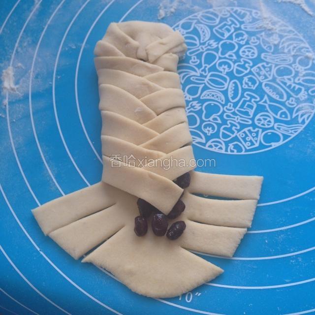 像编辫子一样把两边的面皮一条压一条包住中间的红豆
