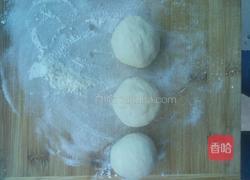 黑芝麻红豆沙馅饼的做法图解3