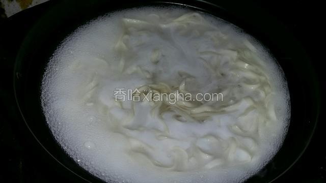 下入面条，小火煮沸