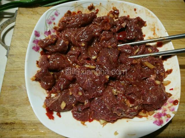再倒适量花生油于拌好的牛肉表面（所有这些都是为了使炒出的牛肉更嫩滑），静置十分钟入味